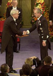 James J. Heckman receiving his Prize from His Majesty the King at the Stockholm Concert Hall 2000. 