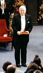 Robert A. Mundell after receiving his Prize from His Majesty the King. Copyright © The Nobel Foundation 1999